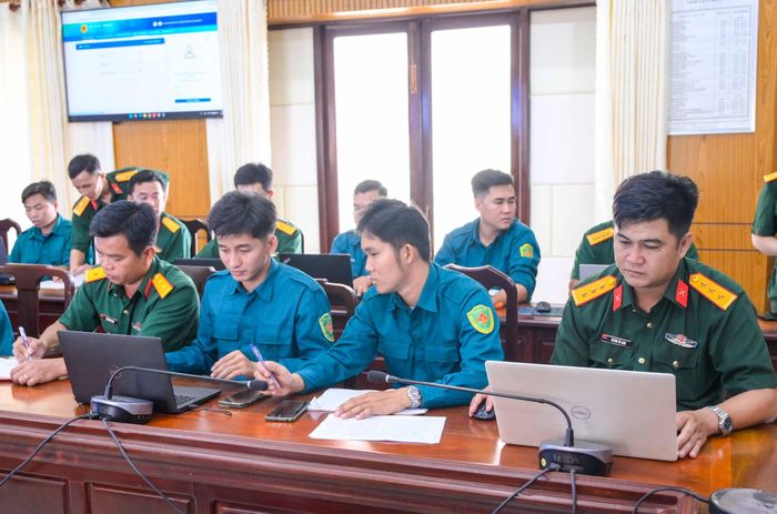 Điểm mới của đợt tập huấn lần này là kết hợp giữa hướng dẫn lý thuyết và thực hành trực tiếp trên hồ sơ thực tế. Ảnh: Phương Vũ