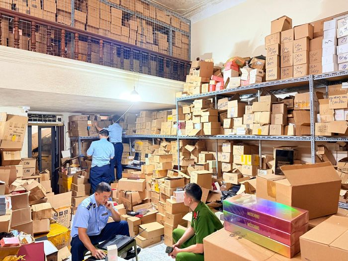 Lực lượng quản lý thị trường phát hiện sản phẩm nước hoa có dấu hiệu giả mạo nhãn hiệu tại cơ sở. Ảnh QLTT