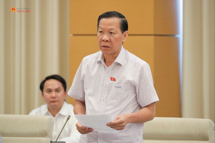 Chủ nhiệm Ủy ban Kinh tế và Tài chính Phan Văn Mãi trình bày Báo cáo tóm tắt ý kiến về định hướng sửa đổi Luật Kinh doanh bất động sản