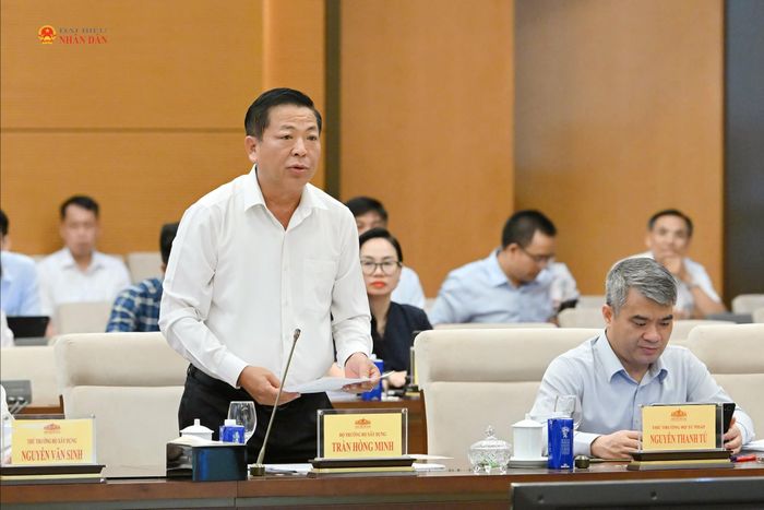 Bộ trưởng Bộ Xây dựng Trần Hồng Minh trình bày Tờ trình dự án Luật