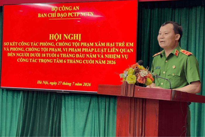 Trung tướng Trần Ngọc Hà, Cục trưởng Cục Cảnh sát hình sự, Bộ Công an, Phó Trưởng ban Thường trực Ban Chỉ đạo phòng, chống tội phạm liên quan đến người chưa thành niên phát biểu tại hội nghị. Nguồn: Bộ GDĐT