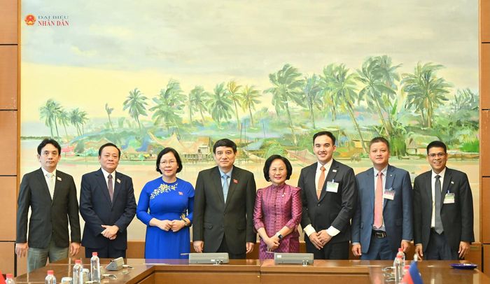 Các đại biểu chụp ảnh lưu niệm