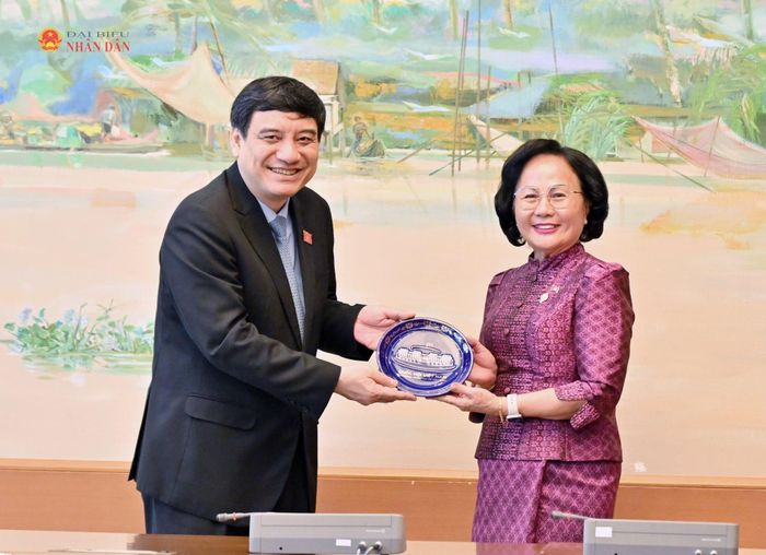 Chủ nhiệm Ủy ban Văn hóa và Xã hội Nguyễn Đắc Vinh trao quà lưu niệm tặng Chủ nhiệm Ủy ban ban Y tế, Công tác xã hội, Cựu chiến binh, Hướng nghiệp thanh niên, Lao động, Đào tạo nghề và Công tác phụ nữ của Quốc hội Campuchia