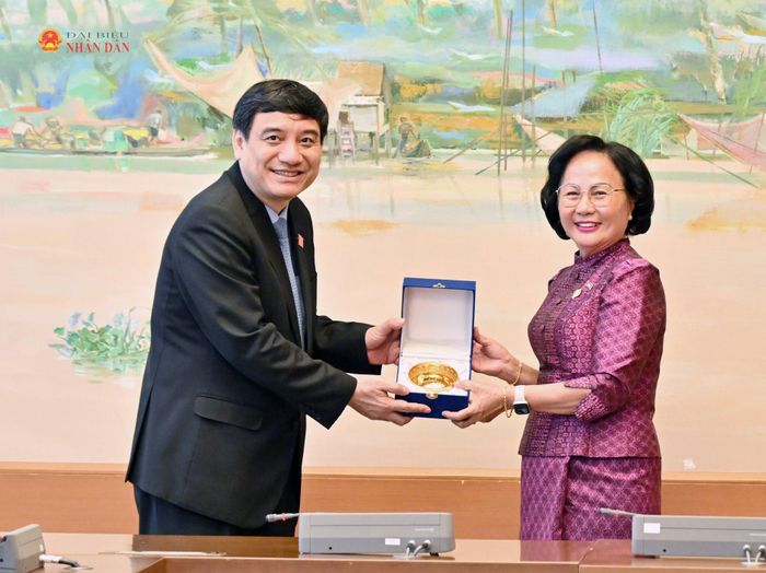 Chủ nhiệm Ủy ban Y tế, Công tác xã hội, Cựu chiến binh, Hướng nghiệp thanh niên, Lao động, Đào tạo nghề và Công tác phụ nữ của Quốc hội Campuchia Lork Kheng trao quà lưu niệm tặng Chủ nhiệm Ủy ban Văn hóa và Xã hội Nguyễn Đắc Vinh