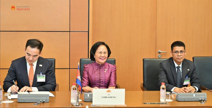 Chủ nhiệm Ủy ban Y tế, Công tác xã hội, Cựu chiến binh, Hướng nghiệp thanh niên, Lao động, Đào tạo nghề và Công tác phụ nữ của Quốc hội Campuchia Lork Kheng và các đại biểu