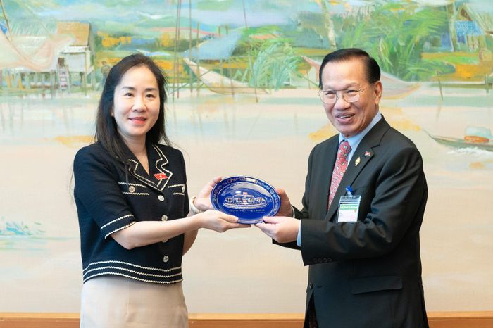 Phó Chủ nhiệm Ủy ban Kinh tế và Tài chính Đoàn Thị Thanh Mai tặng quà Đoàn Ủy ban Kinh tế, Tài chính, Ngân hàng và Kiểm toán Quốc hội Campuchia
