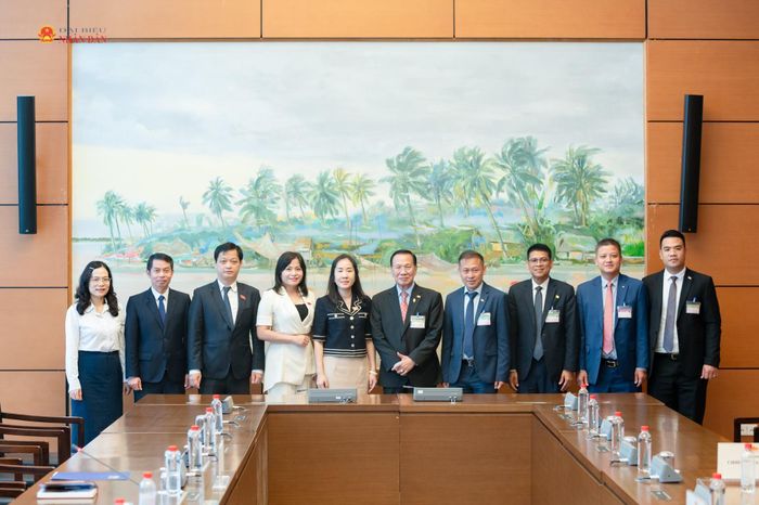 Phó Chủ nhiệm Ủy ban Kinh tế và Tài chính Đoàn Thị Thanh Mai và Chủ nhiệm Ủy ban Kinh tế, Tài chính, Ngân hàng và Kiểm toán Quốc hội Campuchia Chheang Vun chụp ảnh kỷ niệm cùng đại biểu tham dự cuộc tiếp