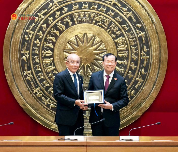 Chủ nhiệm Ủy ban Quốc phòng, An ninh và Đối ngoại, Thượng tướng Lê Tấn Tới tặng quà Đoàn Ủy ban Nội vụ, Quốc phòng, Chức năng công và Công tác biên giới Quốc hội Campuchia