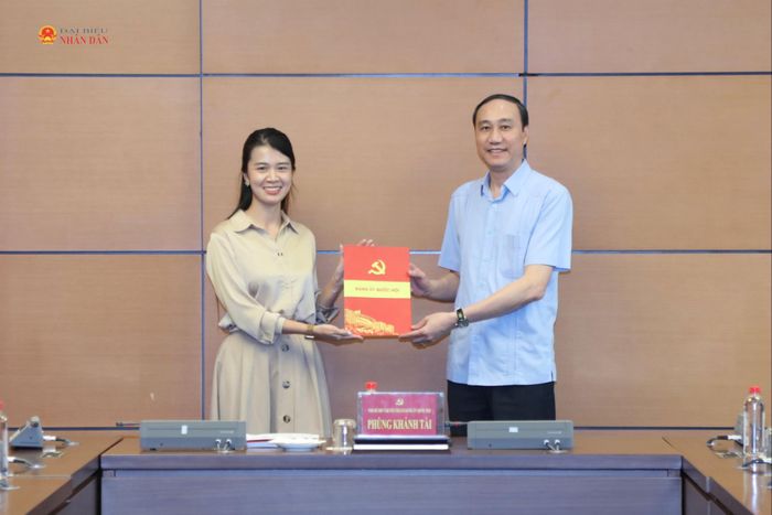 Bí thư Đảng ủy Cơ quan, Thủ trưởng Cơ quan Đảng ủy Quốc hội Phùng Khánh Tài trao Quyết định cho bà Nguyễn Thị Kim Anh. Ảnh: An Nhiên