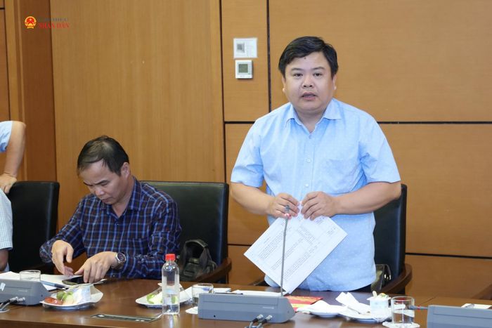 Phó Chủ nhiệm Ủy ban Kiểm tra Đảng ủy Quốc hội, Bí thư Chi bộ Cơ quan Ủy ban Kiểm tra Đảng ủy Quốc hội Vũ Khắc Định phát biểu ý kiến tại hội nghị. Ảnh: An Nhiên