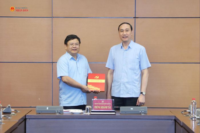 Bí thư Đảng ủy Cơ quan, Thủ trưởng Cơ quan Đảng ủy Quốc hội Phùng Khánh Tài trao Quyết định cho ông Vũ Khắc Định. Ảnh: An Nhiên