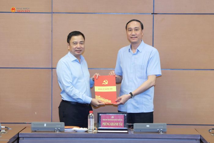 Bí thư Đảng ủy Cơ quan, Thủ trưởng Cơ quan Đảng ủy Quốc hội Phùng Khánh Tài trao Quyết định cho ông Đinh Xuân Tùng. Ảnh: An Nhiên