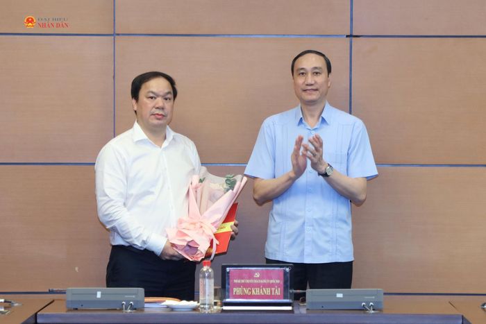 Bí thư Đảng ủy Cơ quan, Thủ trưởng Cơ quan Đảng ủy Quốc hội Phùng Khánh Tài trao Quyết định cho ông Nguyễn Quang Hưng. Ảnh: An Nhiên
