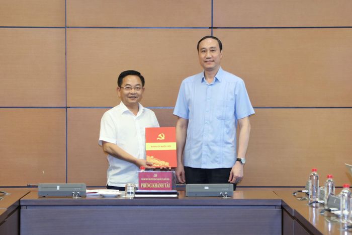 Bí thư Đảng ủy Cơ quan, Thủ trưởng Cơ quan Đảng ủy Quốc hội Phùng Khánh Tài trao Quyết định cho ông Phan Văn Ngọc. Ảnh: An Nhiên