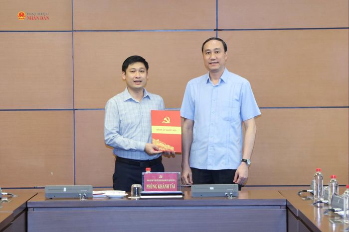 Bí thư Đảng ủy Cơ quan, Thủ trưởng Cơ quan Đảng ủy Quốc hội Phùng Khánh Tài trao Quyết định cho ông Nguyễn Duy Khánh. Ảnh: An Nhiên