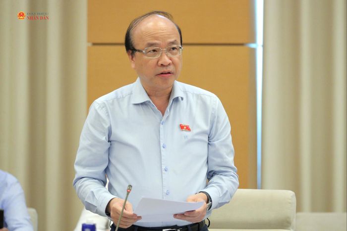 Chủ nhiệm Ủy ban Pháp luật và Tư pháp Phan Chí Hiếu trình bày Báo cáo tóm tắt ý kiến về định hướng chính sách sửa đổi Luật Nhà ở
