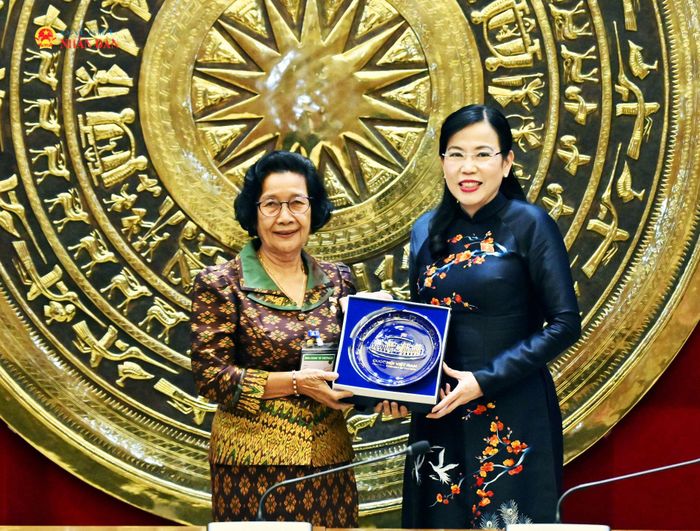 Chủ nhiệm Ủy ban Khoa học, Công nghệ và Môi trường Nguyễn Thanh Hải tặng quà lưu niệm Chủ nhiệm Ủy ban Công chính, Vận tải, Hàng không dân dụng, Bưu chính, Viễn thông, Công nghiệp, khoa học, Công nghệ, Đổi mới sáng tạo, Mỏ, Năng lượng, Thương mại, Quy hoạch đất đai, Đô thị hóa và Xây dựng Quốc hội Campuchia, Phó Chủ tịch Nhóm Nghị sĩ hữu nghị Campuchia-Việt Nam Nin Saphon