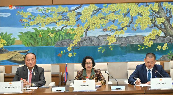 Chủ nhiệm Ủy ban Công chính, Vận tải, Hàng không dân dụng, Bưu chính, Viễn thông, Công nghiệp, khoa học, Công nghệ, Đổi mới sáng tạo, Mỏ, Năng lượng, Thương mại, Quy hoạch đất đai, Đô thị hóa và Xây dựng Quốc hội Campuchia; Phó Chủ tịch Nhóm Nghị sĩ hữu nghị Campuchia-Việt Nam Nin Saphon (giữa) và Chủ nhiệm Ủy ban Kế hoạch, Đầu tư, Nông nghiệp, Lâm nghiệp, Ngư nghiệp, Phát triển nông thôn, Môi trường, Tài nguyên nước và Khí tượng của Quốc hội Campuchia Loy Sophat (trái)