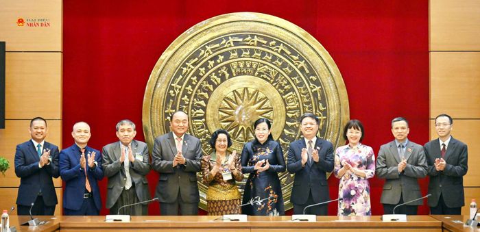 Các đại biểu chụp ảnh lưu niệm