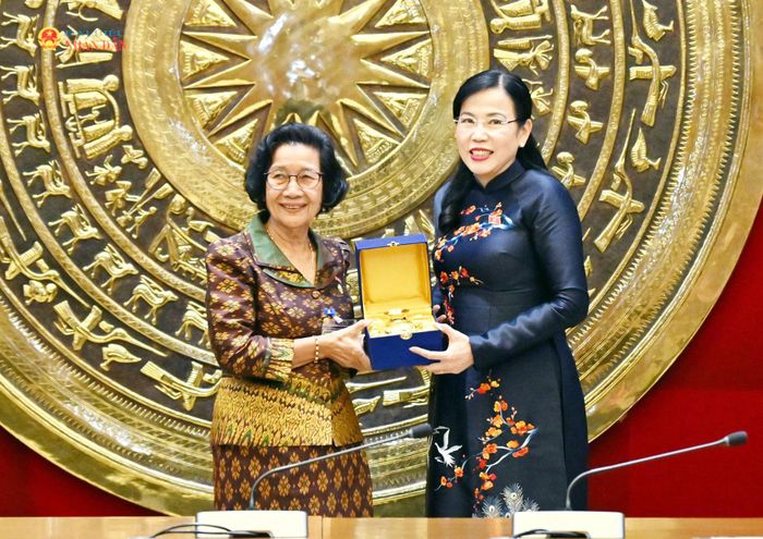 Chủ nhiệm Ủy ban Công chính, Vận tải, Hàng không dân dụng, Bưu chính, Viễn thông, Công nghiệp, khoa học, Công nghệ, Đổi mới sáng tạo, Mỏ, Năng lượng, Thương mại, Quy hoạch đất đai, Đô thị hóa và Xây dựng Quốc hội Campuchia, Phó Chủ tịch Nhóm Nghị sĩ hữu nghị Campuchia-Việt Nam Nin Saphon tặng quà lưu niệm Chủ nhiệm Ủy ban Khoa học, Công nghệ và Môi trường Nguyễn Thanh Hải