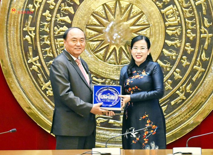 Chủ nhiệm Ủy ban Khoa học, Công nghệ và Môi trường Nguyễn Thanh Hải tặng quà lưu niệm cho Chủ nhiệm Ủy ban Kế hoạch, Đầu tư, Nông nghiệp, Lâm nghiệp, Ngư nghiệp, Phát triển nông thôn, Môi trường, Tài nguyên nước và Khí tượng Quốc hội Campuchia Loy Sophat