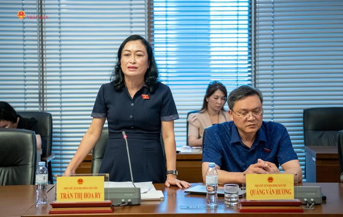 Phó Chủ tịch Hội đồng Dân tộc Trần Thị Hoa Ry phát biểu