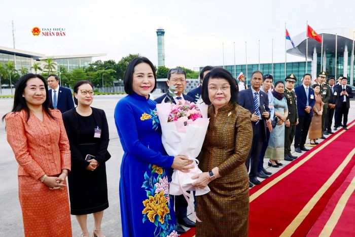 Phó Chủ tịch Quốc hội Nguyễn Thị Thanh trao hoa, tiễn Chủ tịch Quốc hội Campuchia Samdech Khuon Sudary và Đoàn tại Sân bay quốc tế Nội Bài