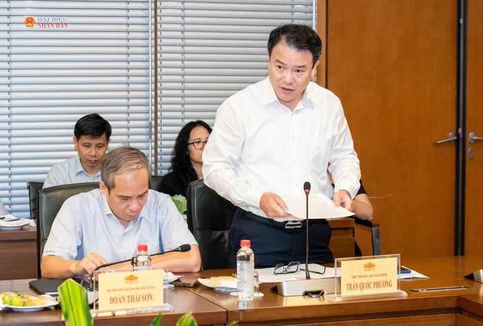 Thứ trưởng Bộ Tài chính Trần Quốc Phương báo cáo tại cuộc làm việc