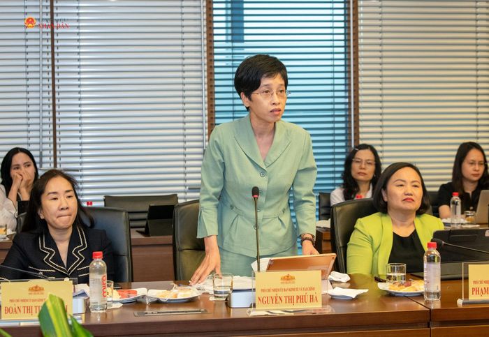Phó Chủ nhiệm Ủy ban Kinh tế và Tài chính Nguyễn Thị Phú Hà phát biểu