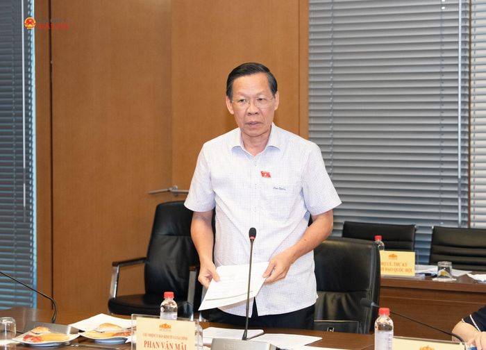 Chủ nhiệm Ủy ban Kinh tế và Tài chính Phan Văn Mãi phát biểu