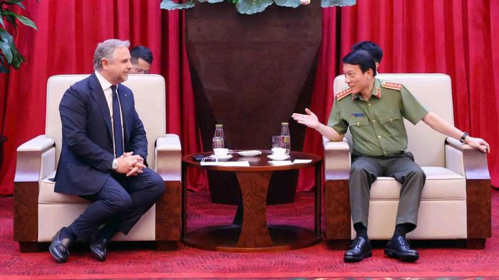 Bộ trưởng Lương Tam Quang đề nghị trong thời gian tới, Tập đoàn Leonardo tăng cường giới thiệu, trao đổi và chia sẻ kinh nghiệm với các đơn vị chức năng của Bộ Công an.