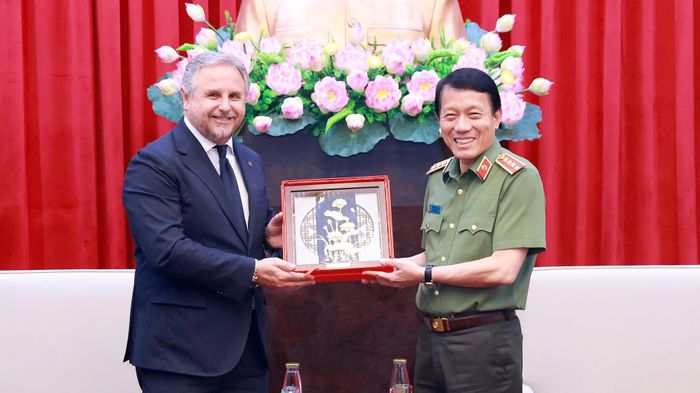Bộ trưởng Lương Tam Quang tặng quà lưu niệmPhó Chủ tịch cấp cao Tập đoàn Leonardo S.p.A. (Italia) Daniele Tavarno.