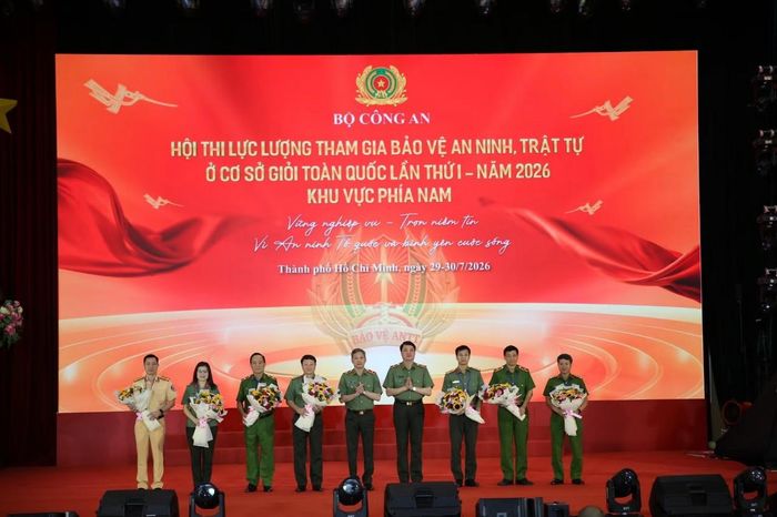 Thiếu tướng Nguyễn Viết Giang và Thiếu tướng Tạ Văn Đẹp, Phó Giám đốc Công an Thành phố Hồ Chí Minh trao hoa tặng Ban Giám khảo Hội thi. (Ảnh: Cổng TTĐT Bộ Công an)