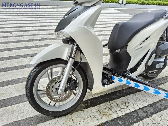 Hệ thống chống bó cứng phanh ABS được lắp đặt ở bánh trước xe gắn máy. Ảnh: Ngọc Linh