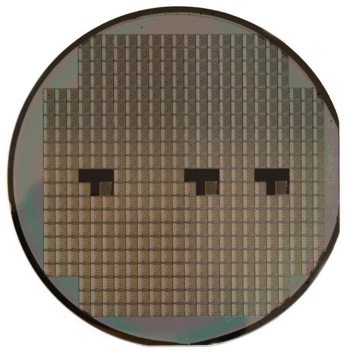 Tấm wafer silicon, vật liệu nền quan trọng trong quá trình sản xuất chip bán dẫn. Ảnh: Wikimedia Commons