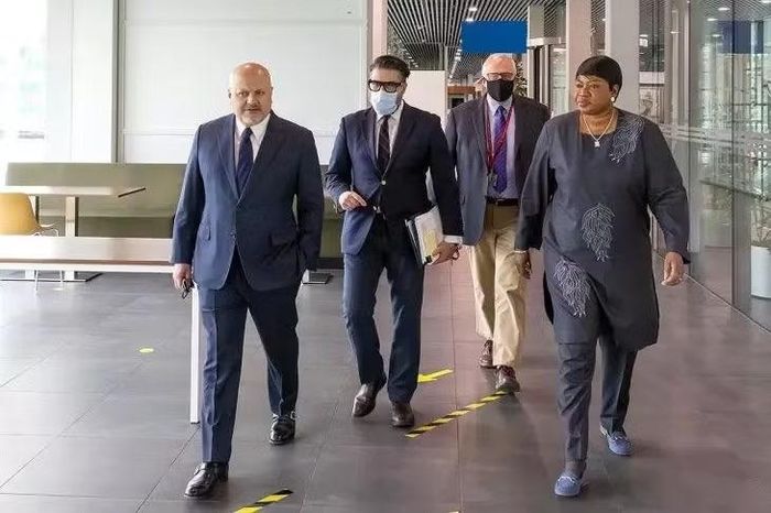  Ông Karim Khan (bìa trái) kế nhiệm bà Fatou Bensouda (bìa phải) từ năm 2021. Ảnh: JusticeInfo 