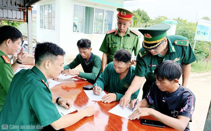 Các chủ tàu, thuyền viên, ngư dân ký cam kết không vi phạm pháp luật về ma túy, không chứa chấp và kiên quyết từ chối sử dụng lao động nghiện ma túy.