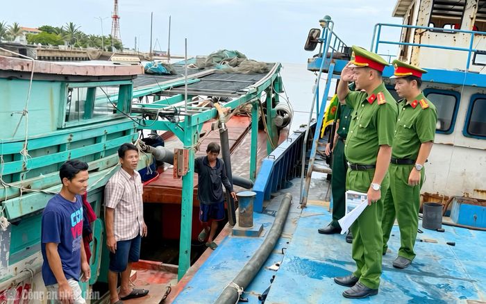 Lực lượng Công an, Biên phòng “đi từng bến, đến từng tàu” kiểm tra hành chính, giấy tờ tùy thân và test nhanh ma túy đối với từng thuyền viên.