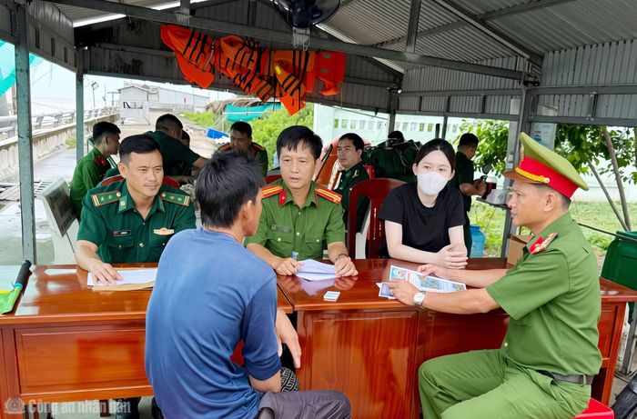 Các cảng bóc dỡ hàng hóa trở thành điểm tuyên truyền lưu động hiệu quả của Công an, Bộ đội Biên phòng Cà Mau.