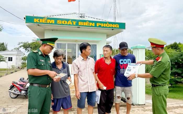 Thay vì hội nghị tuyên truyền khô khan, cơ quan chức năng chuyển sang tuyên truyền lưu động ngay tại Trạm kiểm soát Biên phòng.