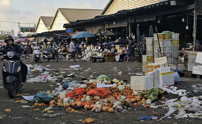 Rác đầy mặt đường ở chợ đầu mối nông sản thực phẩm Thủ Đức.