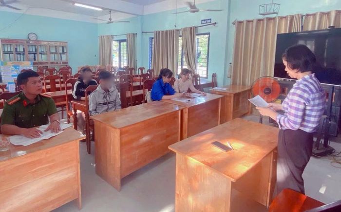 Công an xã Điện Bàn Tây chủ động nắm bắt tình hình thanh thiếu niên, học sinh có dấu hiệu chưa ngoan để phối hợp với nhà trường uốn nắn kịp thời.