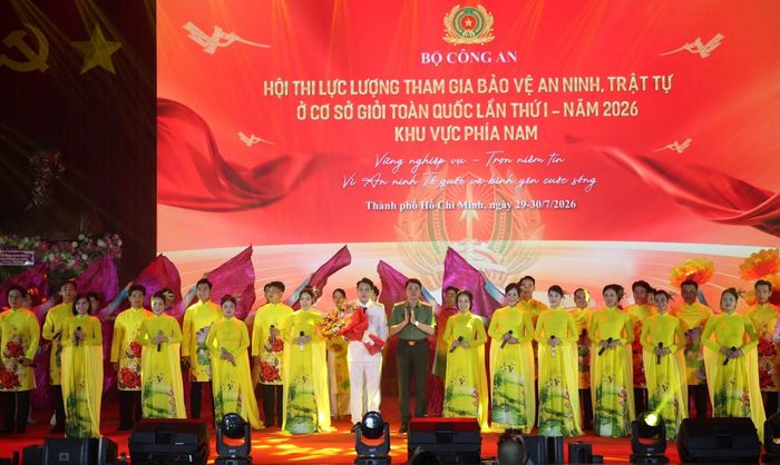  Thiếu tướng Nguyễn Viết Giang tặng hoa chúc mừng các thành viên đội văn nghệ chào mừng hội thi. 