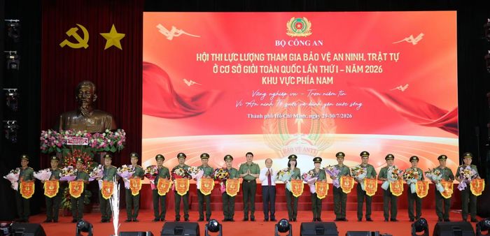  Thiếu tướng Nguyễn Viết Giang và đồng chí Trần Văn Bảy tặng hoa và cờ lưu niệm chúc mừng các đội thi. 