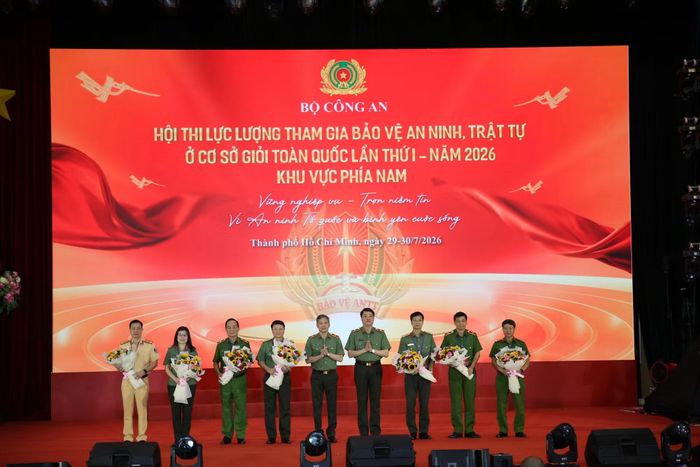Thiếu tướng Nguyễn Viết Giang và Thiếu tướng Tạ Văn Đẹp, Phó Giám đốc Công an TP Hồ Chí Minh tặng hoa cho Ban giám khảo hội thi.