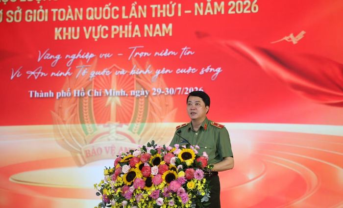 Thiếu tướng Nguyễn Viết Giang phát biểu khai mạc hội thi.