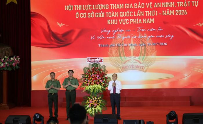  Phó Chủ tịch UBND TP Hồ Chí Minh Trần Văn Bảy tặng lẵng hoa chúc mừng hội thi. 
