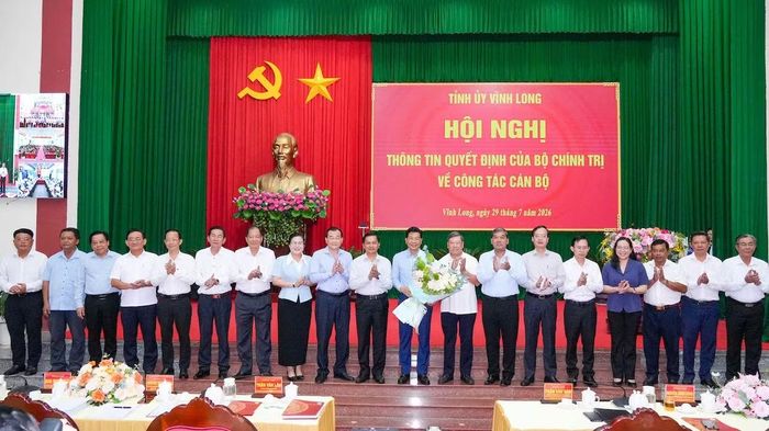 Tân Phó Bí thư Thường trực Tỉnh ủy Vĩnh Long Nguyễn Mạnh Hùng cùng các đồng chí trong Ban Thường vụ.