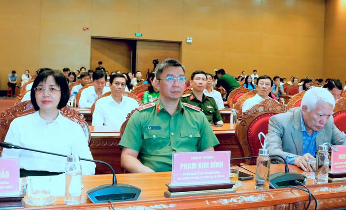Các đại biểu tham gia lễ khai mạc hội thi.