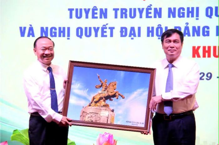 Bí thư Tỉnh ủy Gia Lai Thái Đại Ngọc (trái) tặng quà lưu niệm cho lãnh đạo Ban Tuyên giáo và Dân vận Trung ương.